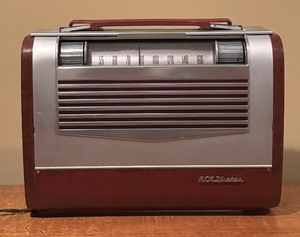 lot 553 image: RCA Victor Globe Trotter Radio Model BX-6