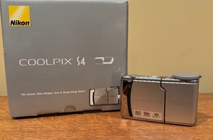 lot 632 image: Nikon Coolpix S4 Camera