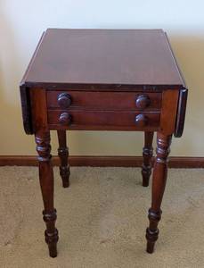 lot 444 image: Vintage Mahogany Drop Leaf Accent Table