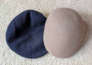 lot 495 image: Pair of Mens Wool Berets in Black and Tan