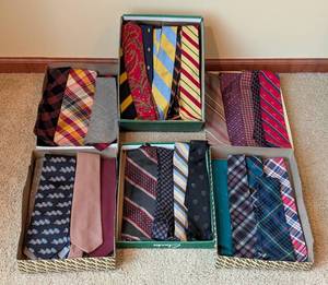 lot 500 image: Large Assortiment of Mens Dress Ties