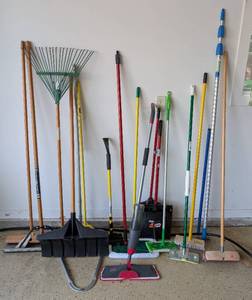 lot 645 image: Long Handled Tools
