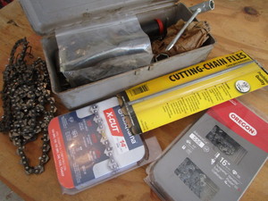 lot 182 image: Chainsaw, Tools, Sparkplugs