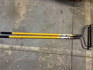 lot 9 image: 2 Expert Gardener Bow Rake
