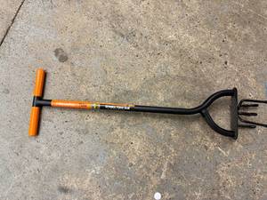 lot 11 image: Fiskars Tiller