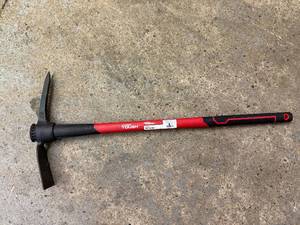 lot 13 image: Hyper Tough 2.5lb Pick Mattock