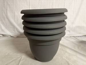 lot 47 image: 5 Gray Planter Pots