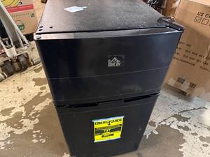 lot 49 image: Homcom Mini Fridge
