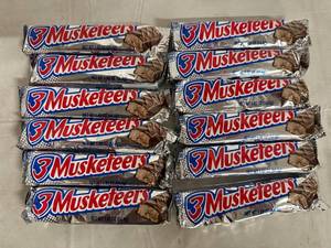lot 199 image: 12 3 Muskateers Candy Bars