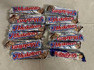 lot 200 image: 12 3 Muskateers Candy Bars