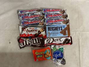 lot 212 image: 12 Packs of Variety Candy