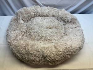 lot 126 image: MM. Fluffy Pet Bed (approx. 25x27