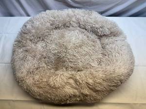 lot 127 image: MM. Fluffy Pet Bed (approx. 25x27
