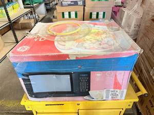lot 132 image: GE Full Featured Microwave Oven-Touch Panel, Large Turntable, See Photos