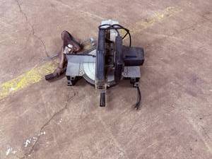 lot 137 image: 10 Black & Decker Miter Saw. Dust Bag &Online Manual and Parts list Available