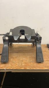 lot 10 image: Pro Series 15K Fifth Wheel Hitch with Accessories