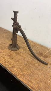 lot 37 image: Vintage Ratcheting Railroad Jack
