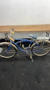 lot 85 image: Vintage Schwinn Bicycle with Blue Frame and Rear Rack