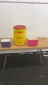 lot 121 image: Igloo Industrial 5-Gallon Water Dispenser with Two Mini Cooler Lunchboxes