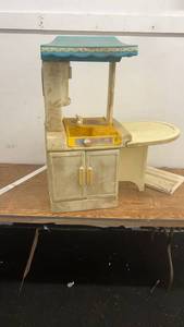 lot 128 image: Vintage Little Tikes Party Kitchen Playset