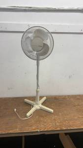 lot 147 image: Holmes Adjustable Height Oscillating Pedestal Fan