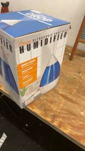 lot 221 image: Crane Ultrasonic Cool Mist Humidifier with Adjustable Output