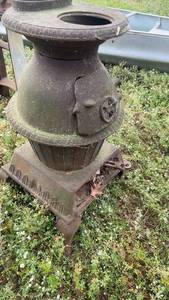 lot 251 image: Antique Cast Iron Pot Belly Stove