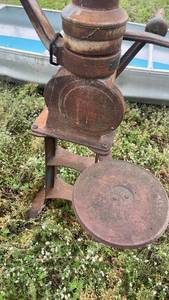 lot 252 image: Antique Cast Iron Corn Sheller