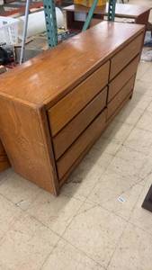 lot 269 image: Vintage Solid Wood 6-Drawer Dresser
