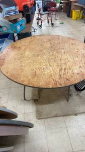 5ft banquet round with wooden top