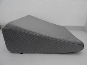 lot 10 image: Dream Plush Wedge Pillow