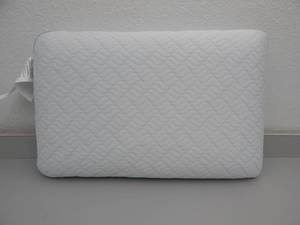 lot 15 image: Tempur-Pedic Serenity Cooling Memory Foam Pillow