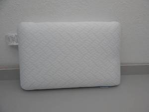 lot 36 image: Tempur-Pedic Serenity Cooling Memory Foam Pillow