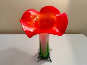 lot 1 image: Ruffled Calla Lily Tall Glass Art Vase