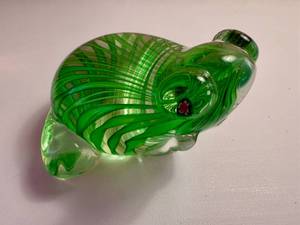 lot 4 image: Vintage Art Glass Frog Paperweight