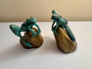 lot 6 image: David Kay Frog on Rock SculpuresBookends