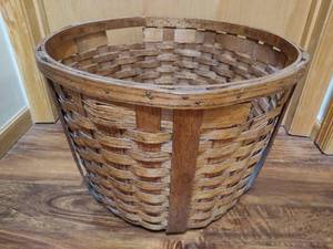 lot 50 image: Large Woven Handled Fruit Basket