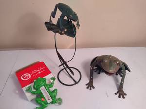lot 29 image: Cute Frog Decor