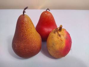 lot 39 image: Set of Fruit Candles