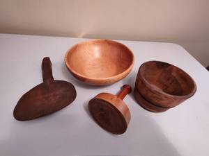 lot 33 image: Vintage Wood Decor Collection
