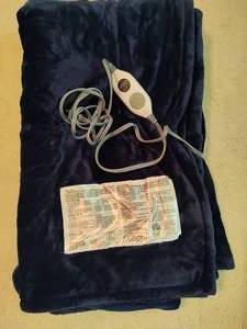 lot 155 image: Westinghouse Heated Plush Throw Blanket