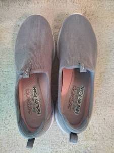 lot 159 image: Skechers sz 8.5 Memory Foam Sneakers