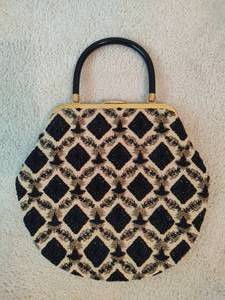 lot 165 image: Beautiful Beaded Vintage Purse