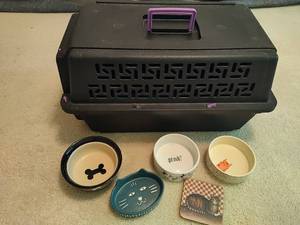 lot 153 image: Pet Carrier & Feeding Bowls