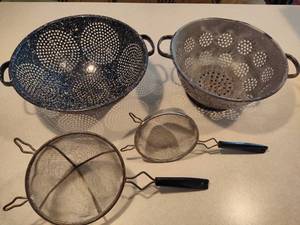 lot 212 image: Lot of ColandersStrainers