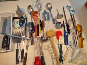 lot 211 image: Lot of Kitchen Utensils