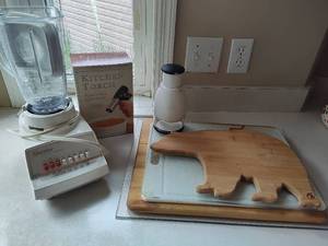 lot 208 image: Osterizer Kitchen Blender & Asst Cutting Boards