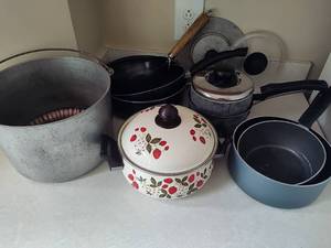 lot 209 image: Lot of PotsPans