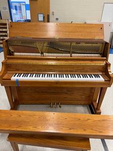 lot 638 image: BOSTON UPRIGHT PIANO