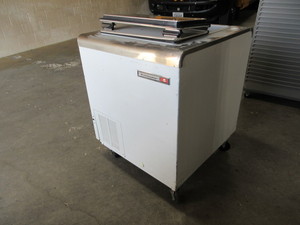 lot 621 image: KELVINATOR ICE CREAM TREAT FREEZER